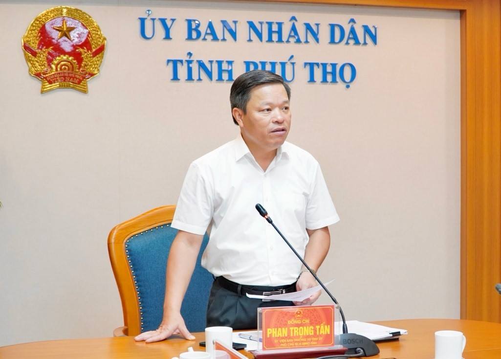Phó Chủ tịch UBND tỉnh Phan Trọng Tấn nghe báo cáo nhiệm vụ trọng tâm trong lĩnh vực đất đai trên địa bàn tỉnh