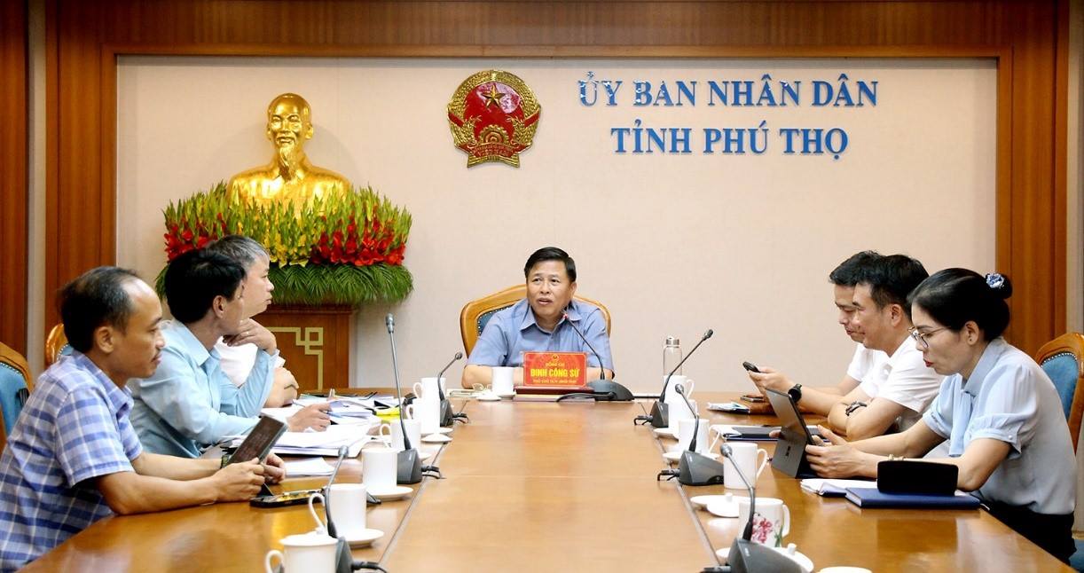 Phó Chủ tịch UBND tỉnh Đinh Công Sứ chủ trì hội nghị nghe Sở Nông nghiệp và Môi trường báo cáo phương án điều chỉnh giá bán nước sạch