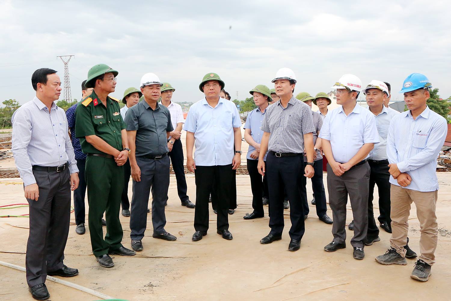 Chủ tịch UBND tỉnh Trần Duy Đông kiểm tra tiến độ thi công cầu Phong Châu mới