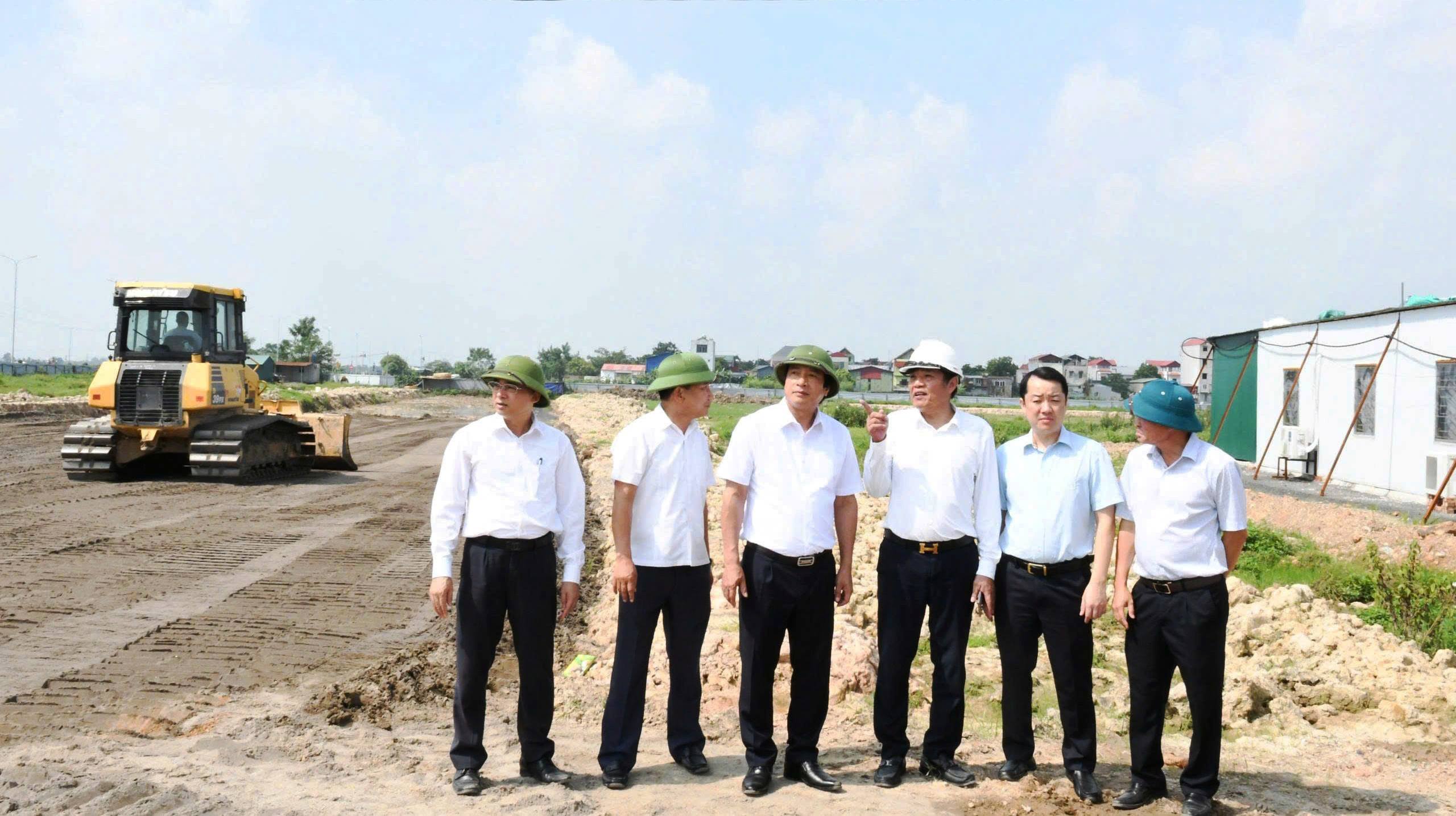 Phó Chủ tịch UBND tỉnh Nguyễn Mạnh Sơn kiểm tra một số dự án đầu tư xây dựng hạ tầng cụm công nghiệp