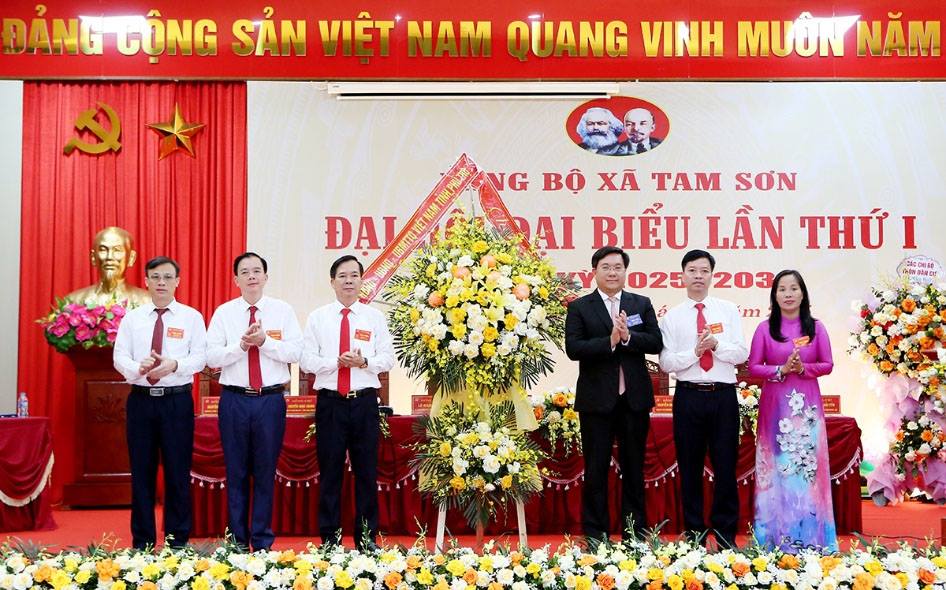 Chủ tịch UBND tỉnh Trần Duy Đông dự chỉ đạo Đại hội Đại biểu Đảng bộ xã Tam Sơn lần thứ Nhất
