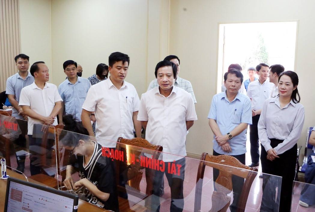 Phó Chủ tịch UBND tỉnh Nguyễn Mạnh Sơn kiểm tra tình hình triển khai hoạt động của chính quyền địa phương sau sắp xếp tại xã Hy Cương