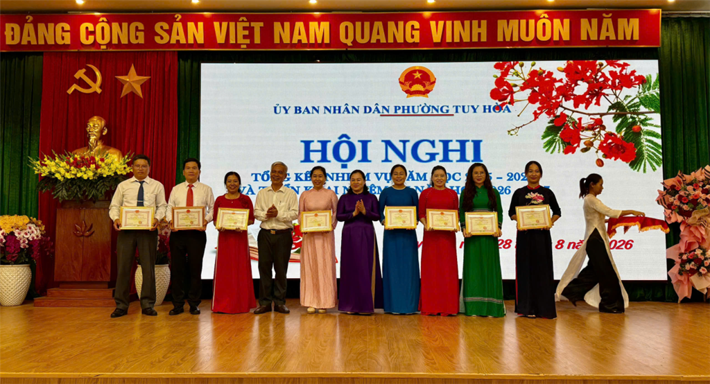 UBND PHƯỜNG TUY HOÀ TỔ CHỨC HỘI NGHỊ TỔNG KẾT NHIỆM VỤ NĂM HỌC 2025-2026 VÀ TRIỂN KHAI NHIỆM VỤ NĂM HỌC 2026-2027