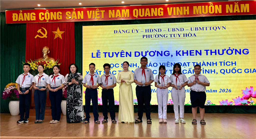 Phường Tuy Hòa tuyên dương, khen thưởng học sinh, giáo viên có thành tích xuất sắc trong kỳ thi học sinh giỏi cấp Tỉnh, cấp Quốc gia năm học 2025-2026