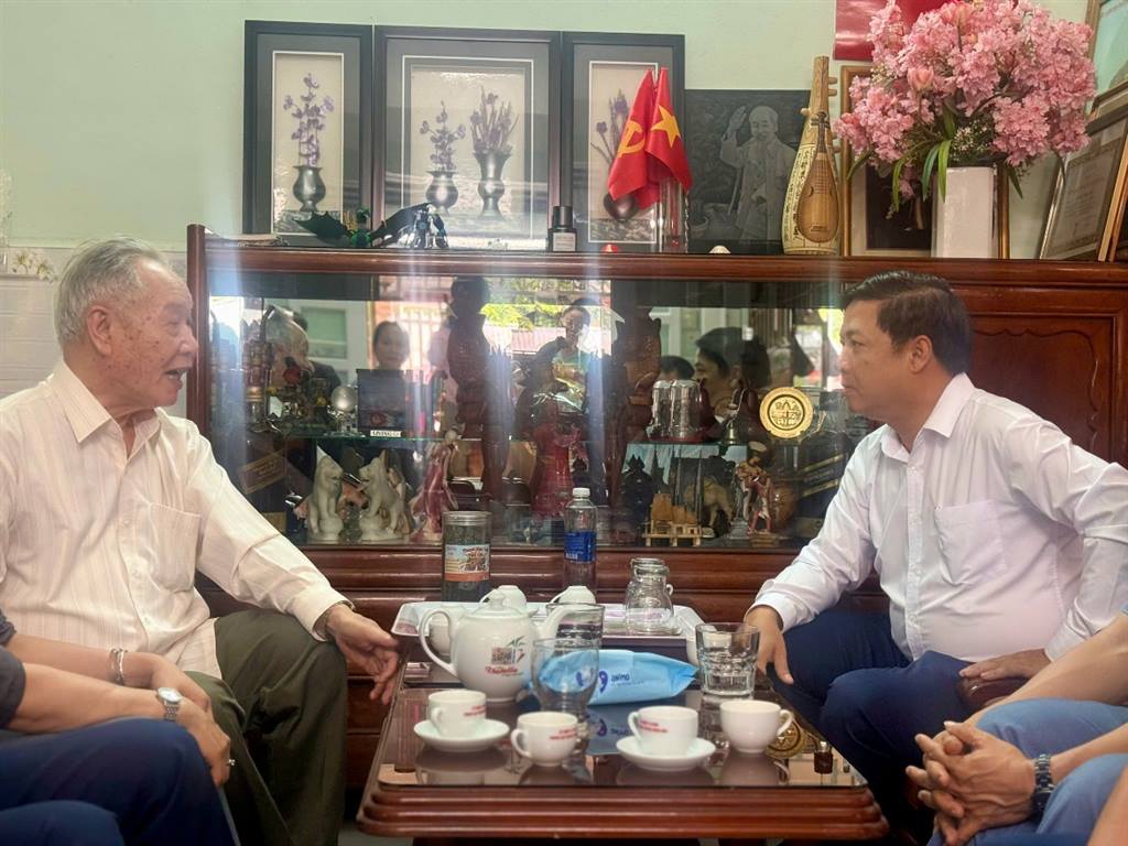 Thăm, tặng quà người có công cách mạng nhân dịp kỷ niệm 79 năm ngày Thương binh- Liệt sĩ (27/7/1947- 27/7/2026)