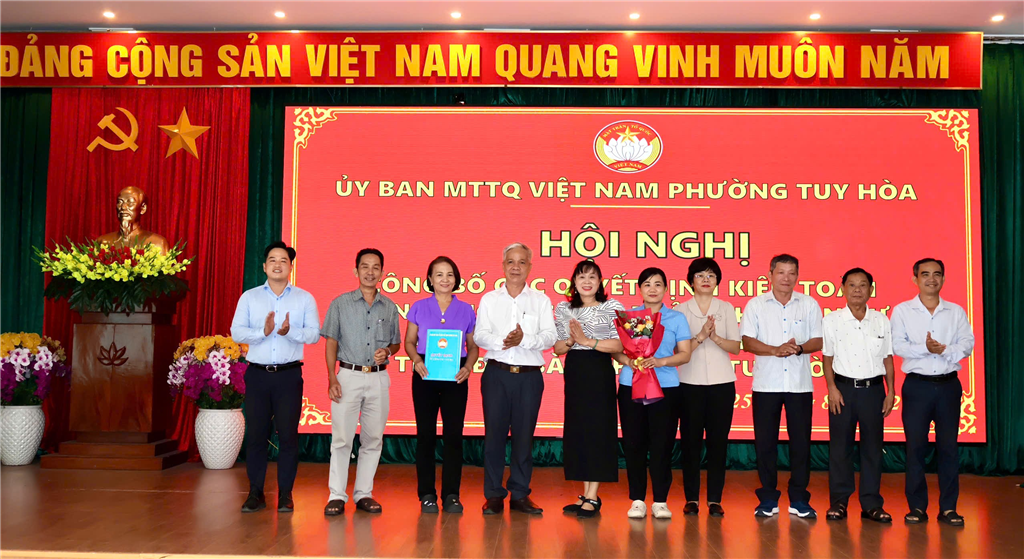 CÔNG BỐ CÁC QUYẾT ĐỊNH KIỆN TOÀN BAN CÔNG TÁC MẶT TRẬN   KHU PHỐ NHIỆM KỲ 2025 - 2030