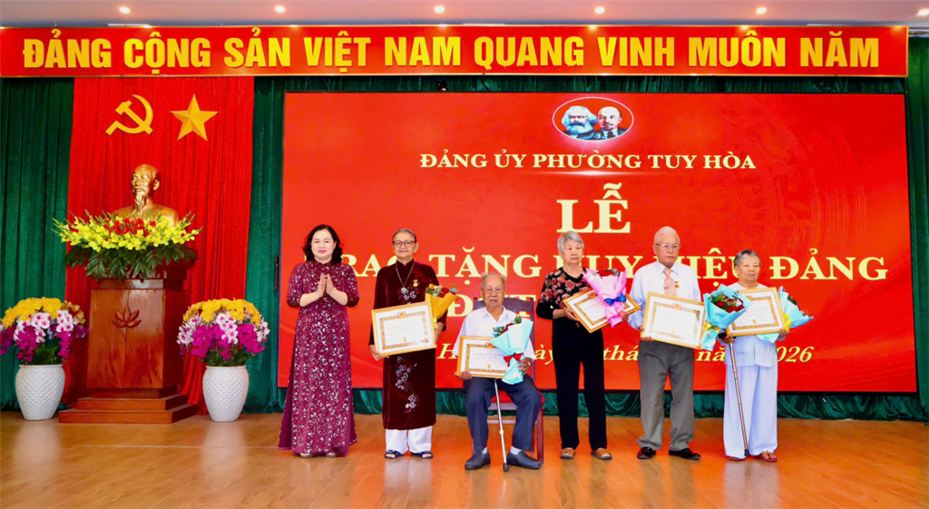ĐẢNG ỦY PHƯỜNG TUY HOÀ TRAO HUY HIỆU  CHO 517 ĐẢNG VIÊN ĐỢT 2-9
