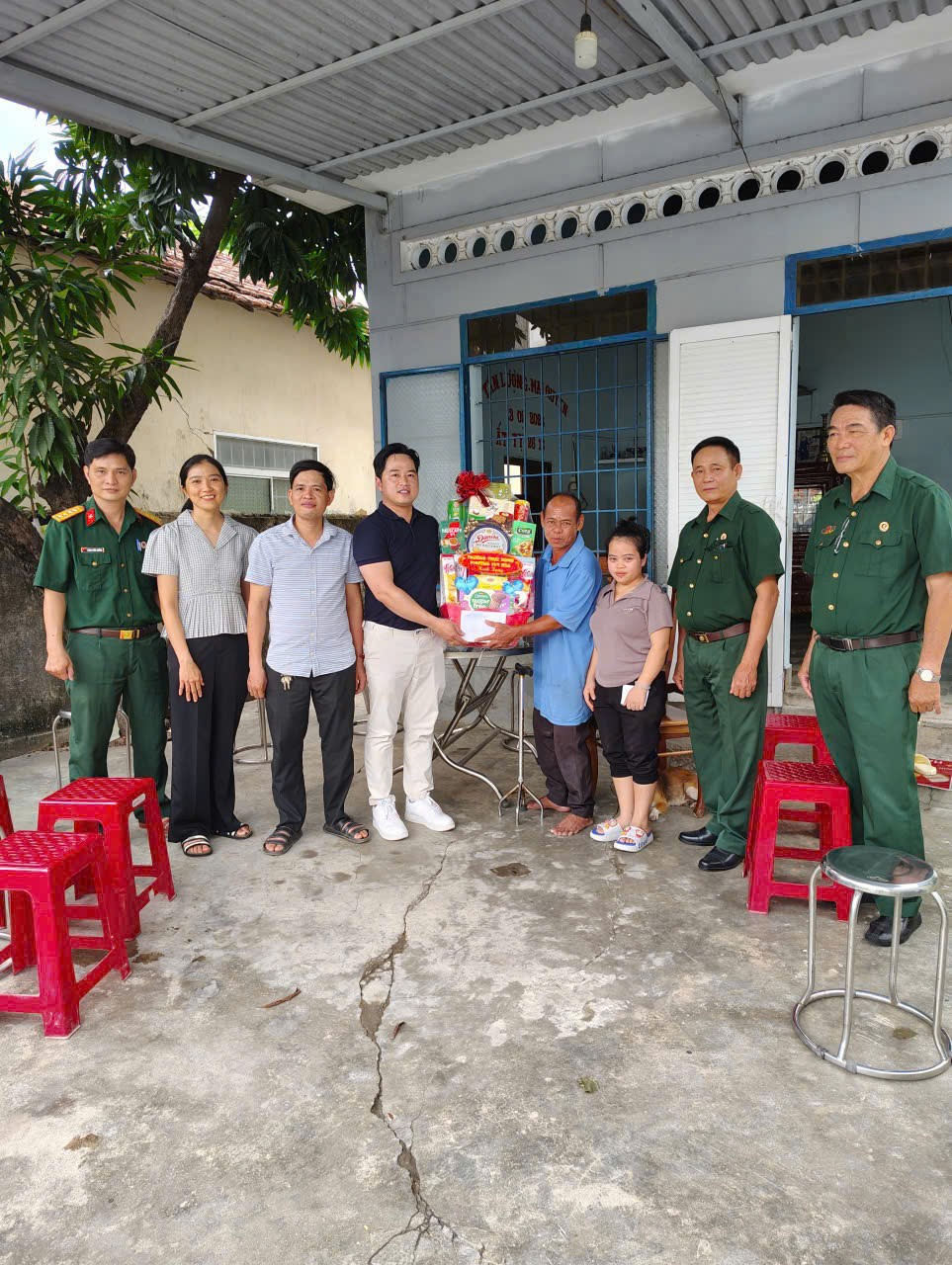 Trao máy may nghĩa tình cho hội viên CCB phường Tuy Hòa