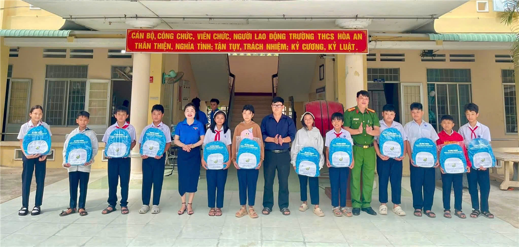 Đoàn phường tuy hoà phối hợp cùng Đoàn trường Cao đẳng  Công thương miền trung trao yêu thương – tiếp sức đến trường