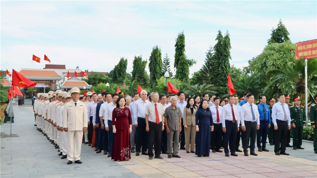LÃNH ĐẠO PHƯỜNG TUY HOÀ DÂNG HƯƠNG TƯỞNG NIỆM CÁC ANH HÙNG LIỆT SĨ