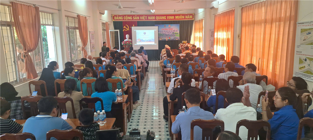 Tuyên truyền, phổ biến, giáo dục pháp luật về TTATGT và triển khai cao điểm chiến dịch đào tạo lại kiến thức, kỹ năng lái xe an toàn