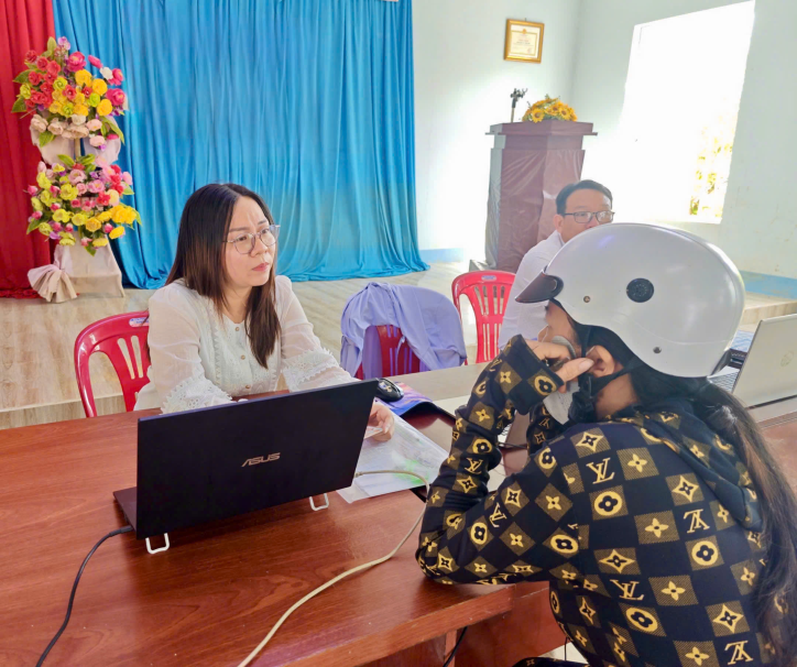 Tổ dịch vụ công hỗ trợ người dân yếu thế, gia đình chính sách và NCC tiếp cận dịch vụ công