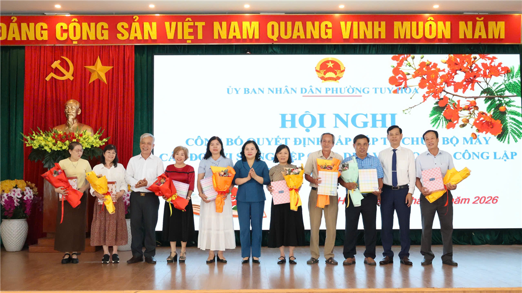 HỘI NGHỊ CÔNG BỐ QUYẾT ĐỊNH SẮP XẾP TỔ CHỨC BỘ MÁY CÁC ĐƠN VỊ SỰ NGHIỆP GIÁO DỤC VÀ ĐÀO TẠO CÔNG LẬP TRỰC THUỘC PHƯỜNG TUY HOÀ