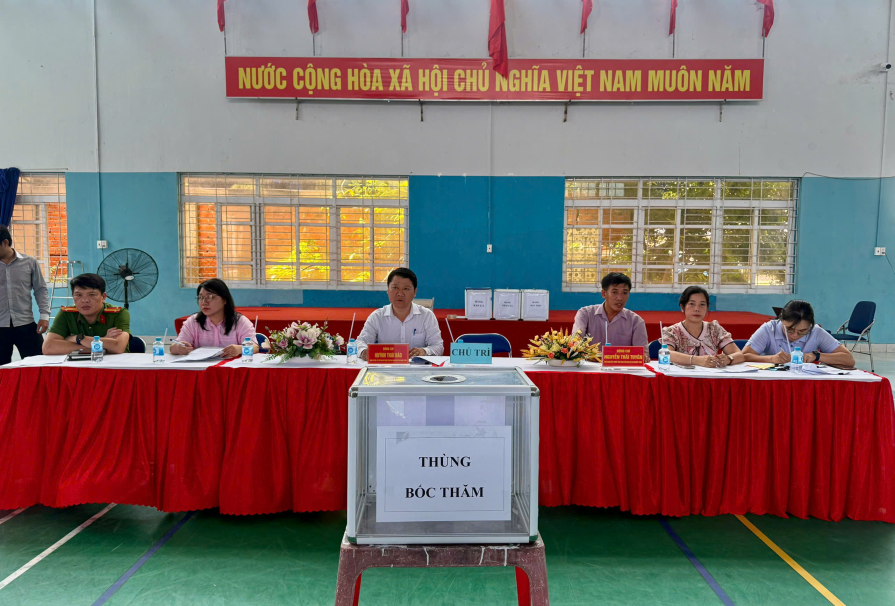 Tổ chức bốc thăm vị trí kinh doanh cho các hộ tiểu thương chợ Qui Hậu, phường Tuy Hòa.