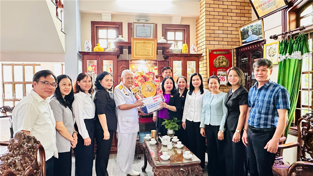 Thăm, tặng quà cho Anh hùng LLVT vũ trang Hồ Đắc Thạnh