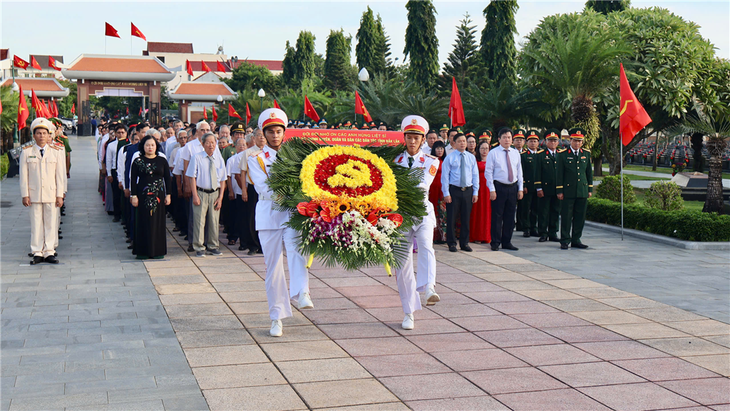 Lễ dâng hương, dâng hoa tưởng niệm các AHLS nhân kỷ niệm  79 năm Ngày Thương binh Liệt sĩ (27/7/1947 - 27/7/2026)