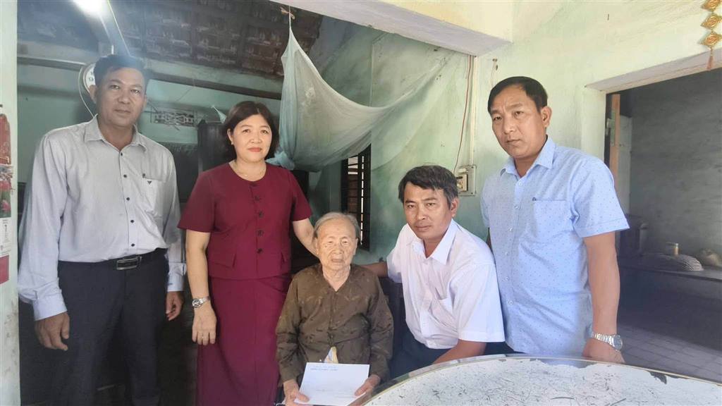 ĐẢNG ỦY - HĐND - UBND - UBMTTQVN XÃ TUY AN NAM THĂM, TẶNG QUÀ GIA ĐÌNH CHÍNH SÁCH NHÂN KỶ NIỆM 79 NĂM NGÀY THƯƠNG BINH - LIỆT SĨ (27/7/1947 - 27/7/2026)