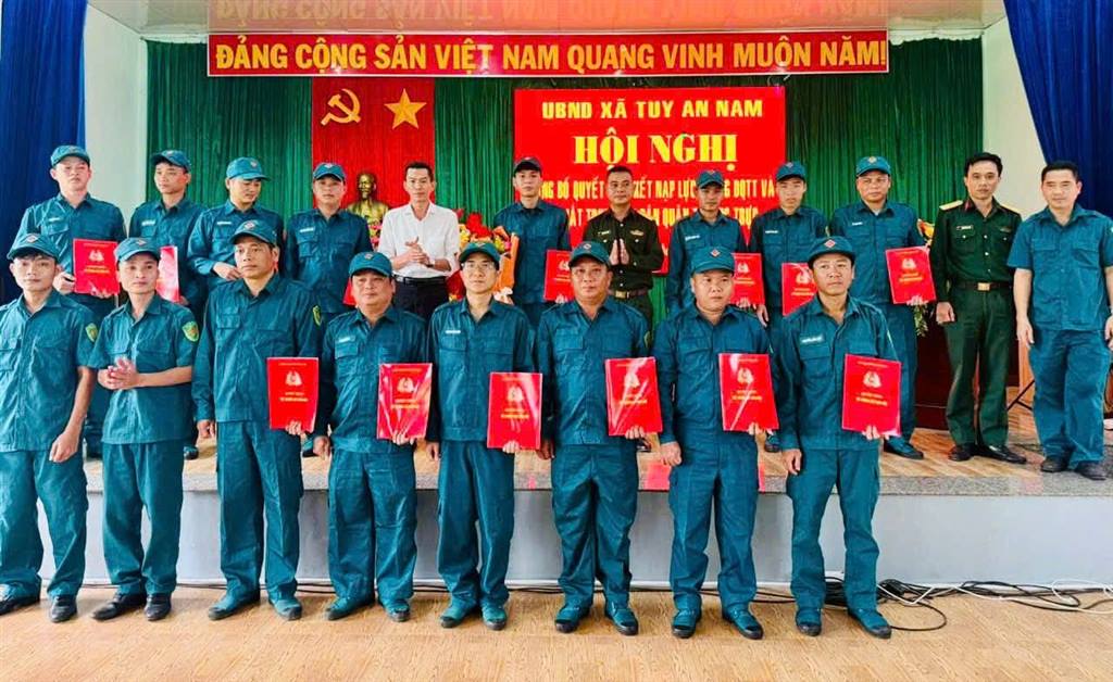 Tuy An Nam: Công bố quyết định kết nạp lực lượng DQTT và ra mắt Trung đội Dân quân thường trực