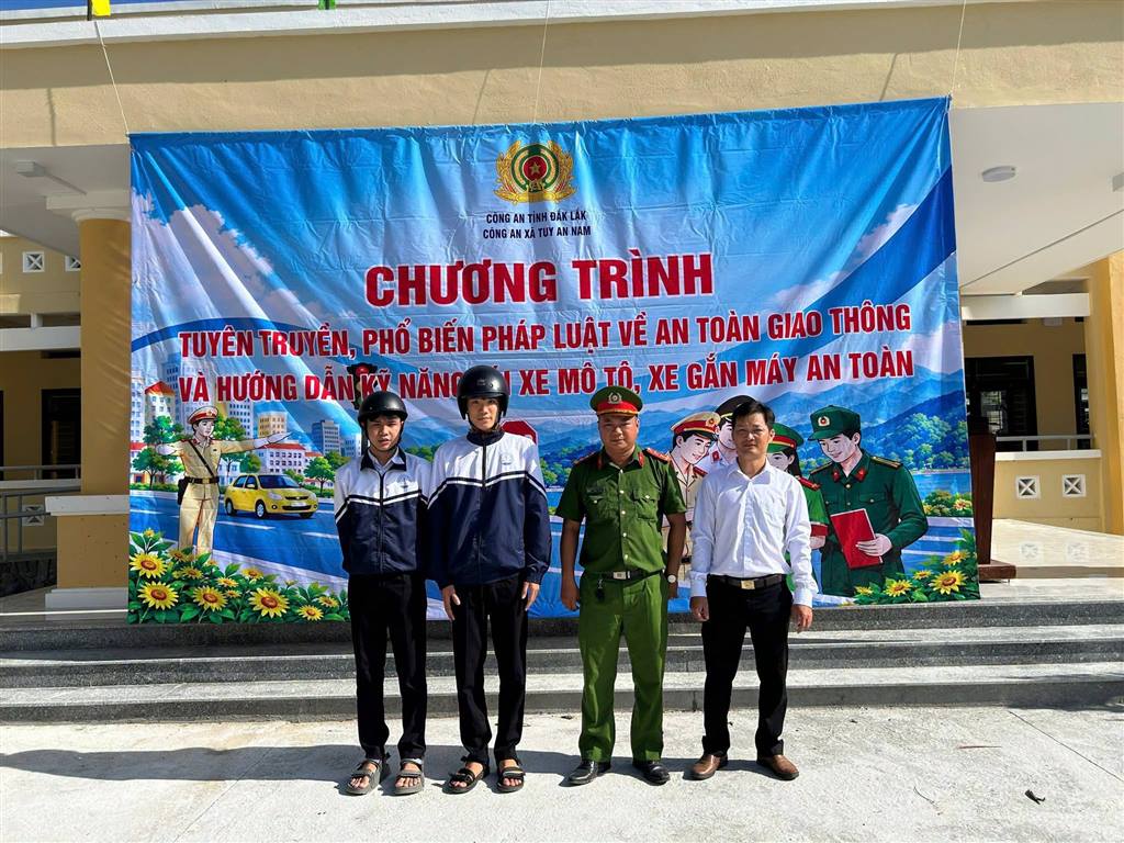 CÔNG AN XÃ TUY AN NAM PHỐI HỢP TRƯỜNG THPT LÊ THÀNH PHƯƠNG TUYÊN TRUYỀN PHÁP LUẬT VỀ TRẬT TỰ, AN TOÀN GIAO THÔNG VÀ HƯỚNG DẪN KỸ NĂNG LÁI XE AN TOÀN CHO HỌC SINH