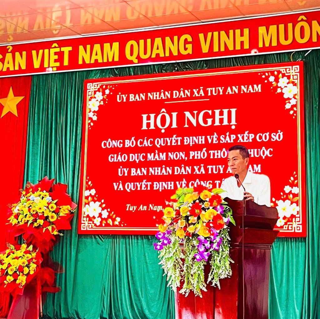 HỘI NGHỊ CÔNG BỐ CÁC QUYẾT ĐỊNH VỀ SẮP XẾP CƠ SỞ GIÁO DỤC MẦM NON, PHỔ THÔNG THUỘC UBND XÃ VÀ CÁC QUYẾT ĐỊNH VỀ CÔNG TÁC CÁN BỘ