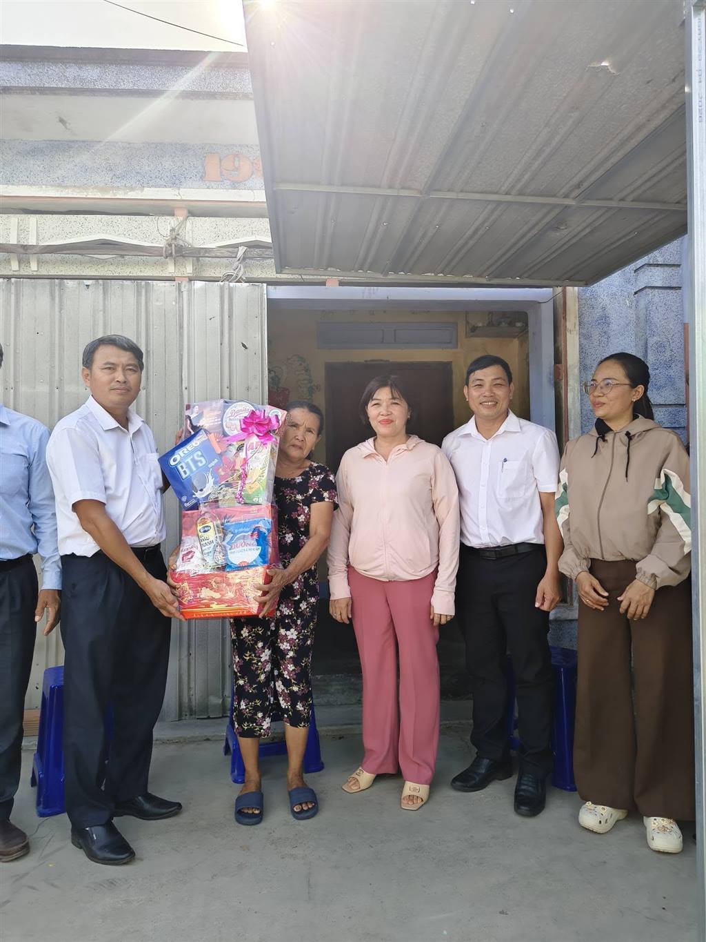 LÃNH ĐẠO XÃ TUY AN NAM THĂM, ĐỘNG VIÊN CÁC HỘ DÂN THÁO DỠ NHÀ, BÀN GIAO MẶT BẰNG PHỤC VỤ THI CÔNG DỰ ÁN ĐƯỜNG VEN BIỂN