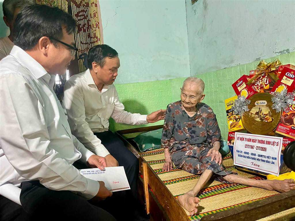 Đồng chí Đào Mỹ thăm, tặng quà 02 Mẹ Việt Nam Anh hùng tại xã Tuy An Nam nhân kỷ niệm 79 năm Ngày Thương binh - Liệt sĩ