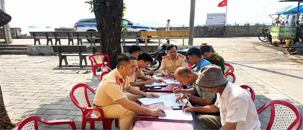 CÔNG AN XÃ TUY AN NAM PHỐI HỢP PHÒNG CSGT CÔNG AN TỈNH TĂNG CƯỜNG TUYÊN TRUYỀN ĐẢM BẢO AN TOÀN GIAO THÔNG ĐƯỜNG THỦY DỊP LỄ 30/4 VÀ 01/5/2026