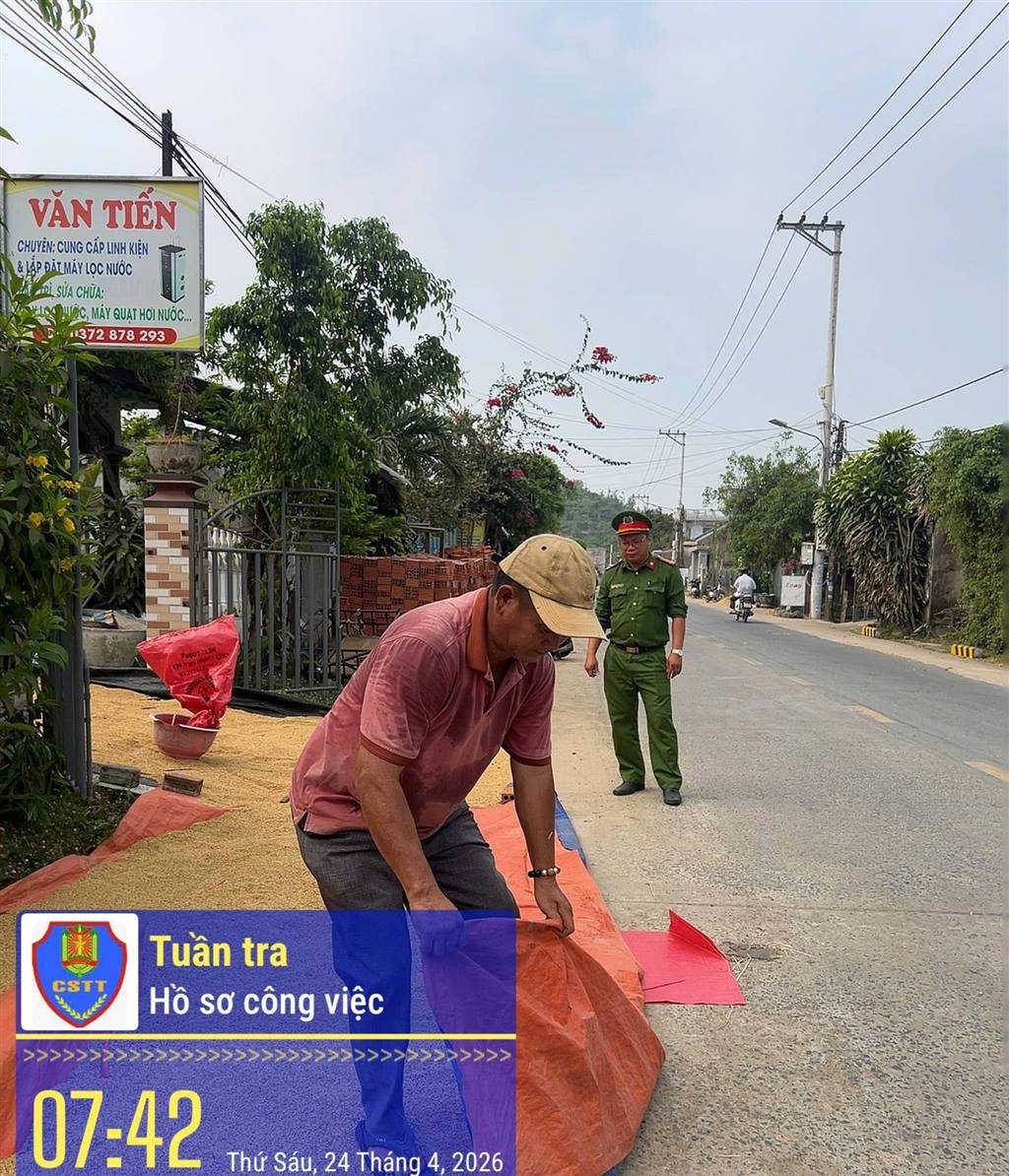 CÔNG AN XÃ TUY AN NAM KHUYẾN CÁO NGƯỜI DÂN KHÔNG PHƠI NÔNG SẢN LẤN CHIẾM LÒNG LỀ ĐƯỜNG