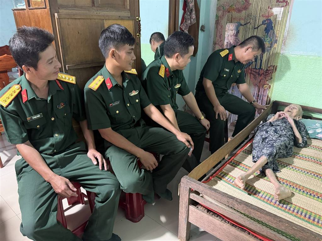 BAN CHQS XÃ TUY AN NAM THĂM, TẶNG QUÀ MẸ VIỆT NAM ANH HÙNG NHÂN KỶ NIỆM 79 NĂM NGÀY THƯƠNG BINH - LIỆT SĨ (27/7/1947 - 27/7/2026)