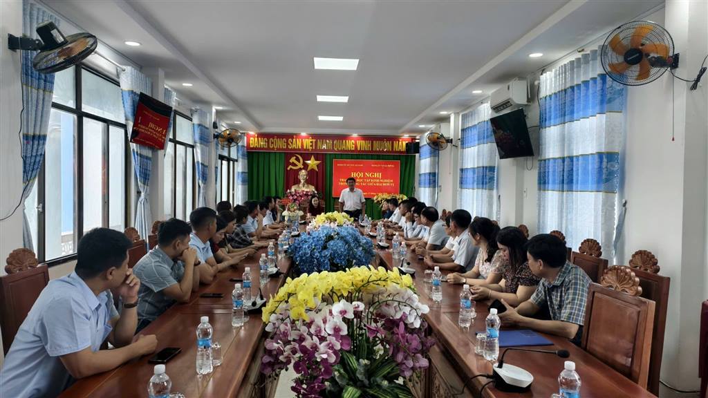 Hội nghị trao đổi, học tập kinh nghiệm trong công tác giữa hai đơn vị xã Tuy An Nam và xã Ea Riêng