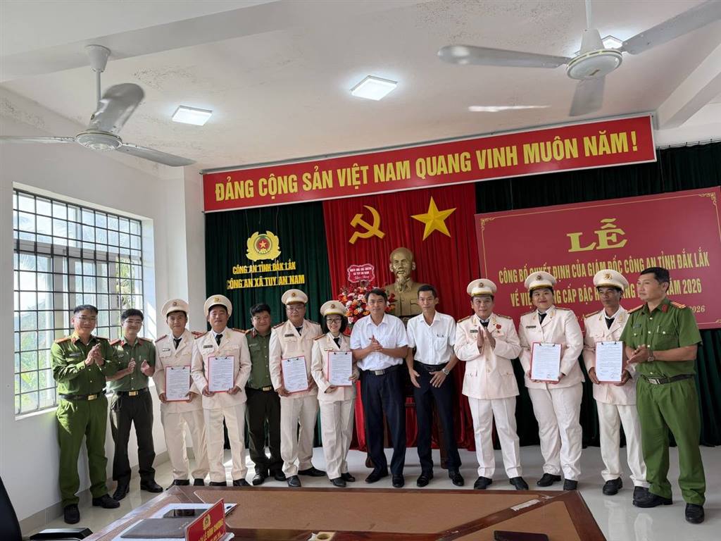 CÔNG AN XÃ TUY AN NAM TỔ CHỨC LỄ CÔNG BỐ VỀ THĂNG CẤP BẬC HÀM, NÂNG LƯƠNG NĂM 2026