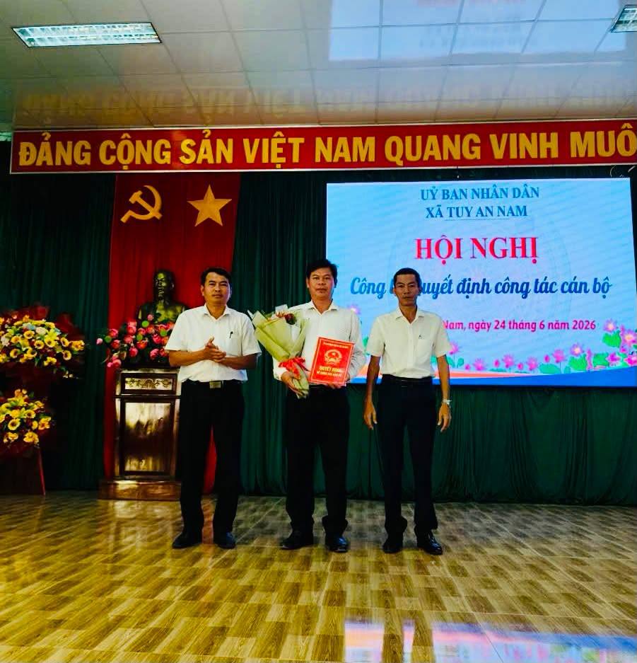 UBND XÃ TUY AN NAM CÔNG BỐ QUYẾT ĐỊNH VỀ CÔNG TÁC CÁN BỘ