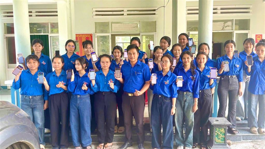 TUỔI TRẺ TUY AN NAM RA QUÂN HỖ TRỢ NGƯỜI DÂN THỰC HIỆN ĐỀ ÁN 06 VÀ CHUYỂN ĐỔI SỐ