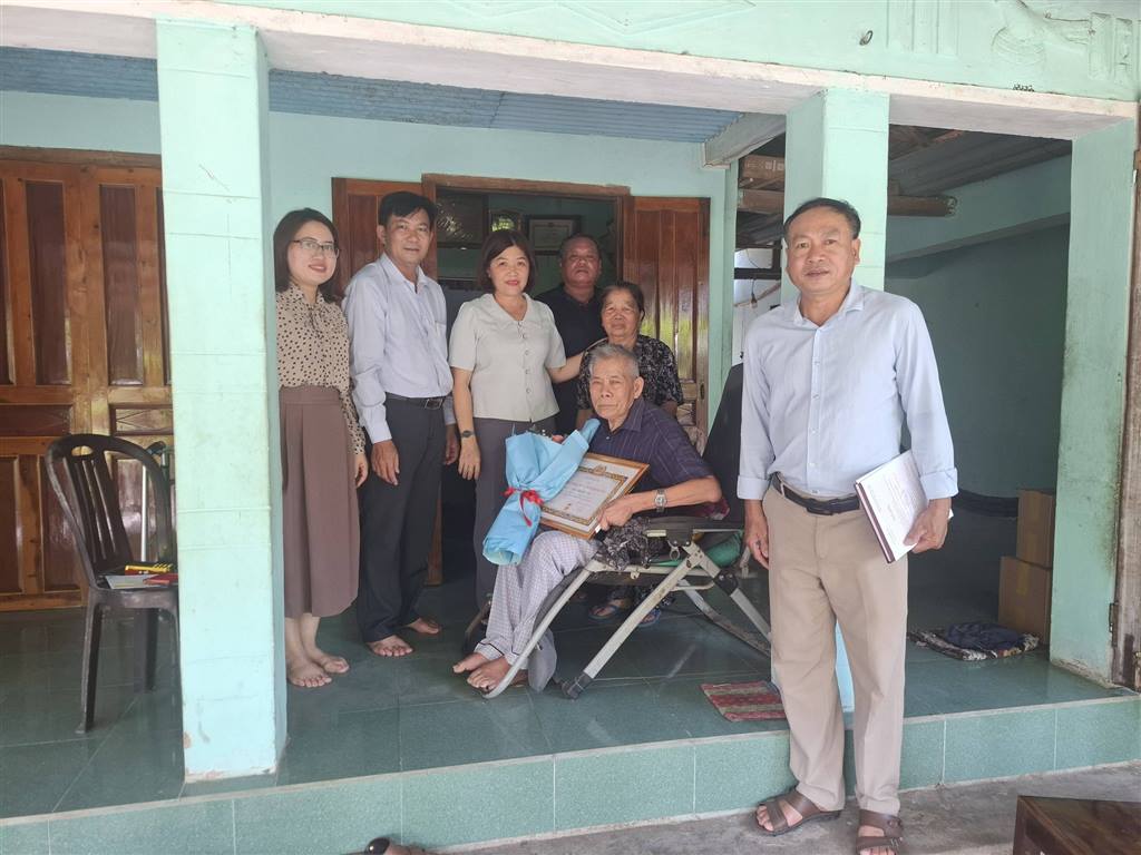 ĐẢNG ỦY XÃ TUY AN NAM TỔ CHỨC TRAO HUY HIỆU ĐẢNG ĐỢT 19/5/2026, NHÂN DỊP KỶ NIỆM 136 NĂM NGÀY SINH CHỦ TỊCH HỒ CHÍ MINH (NGÀY 19/5/1890 – 19/5/2026)