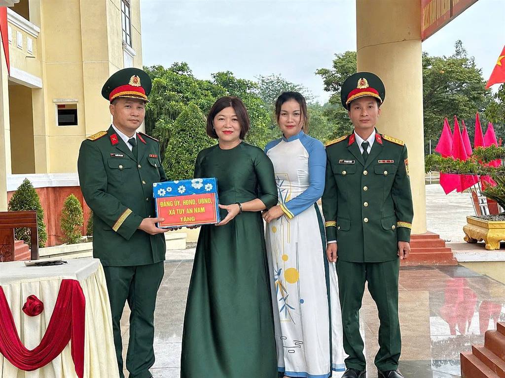 THĂM, ĐỘNG VIÊN CHIẾN SĨ MỚI XÃ TUY AN NAM TẠI LỄ TUYÊN THỆ CHIẾN SĨ MỚI NĂM 2026