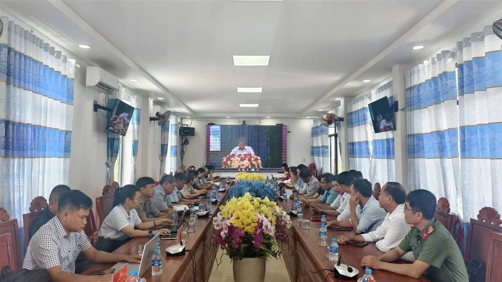 ĐẢNG BỘ XÃ TUY AN NAM ĐƯỢC KHEN THƯỞNG TẠI HỘI NGHỊ SƠ KẾT 1 NĂM VẬN HÀNH CHÍNH QUYỀN HAI CẤP