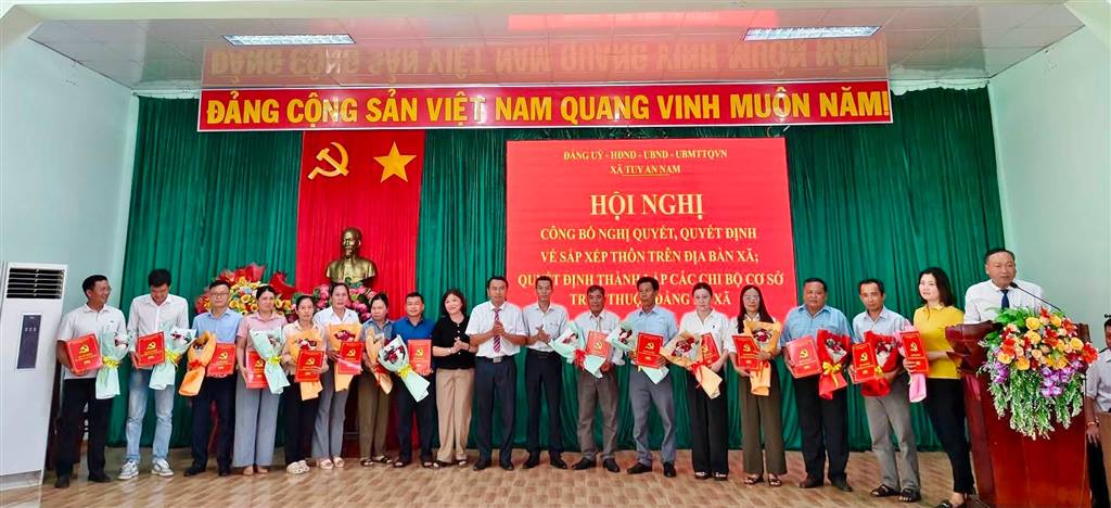XÃ TUY AN NAM LONG TRỌNG TỔ CHỨC HỘI NGHỊ CÔNG BỐ CÁC NGHỊ QUYẾT, QUYẾT ĐỊNH VỀ SẮP XẾP THÔN VÀ KIỆN TOÀN TỔ CHỨC CƠ SỞ
