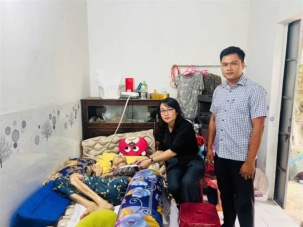 ỦY BAN MTTQ VIỆT NAM XÃ TUY AN NAM THĂM, TẶNG QUÀ MẸ VIỆT NAM ANH HÙNG NHÂN DỊP QUỐC KHÁNH 2/9
