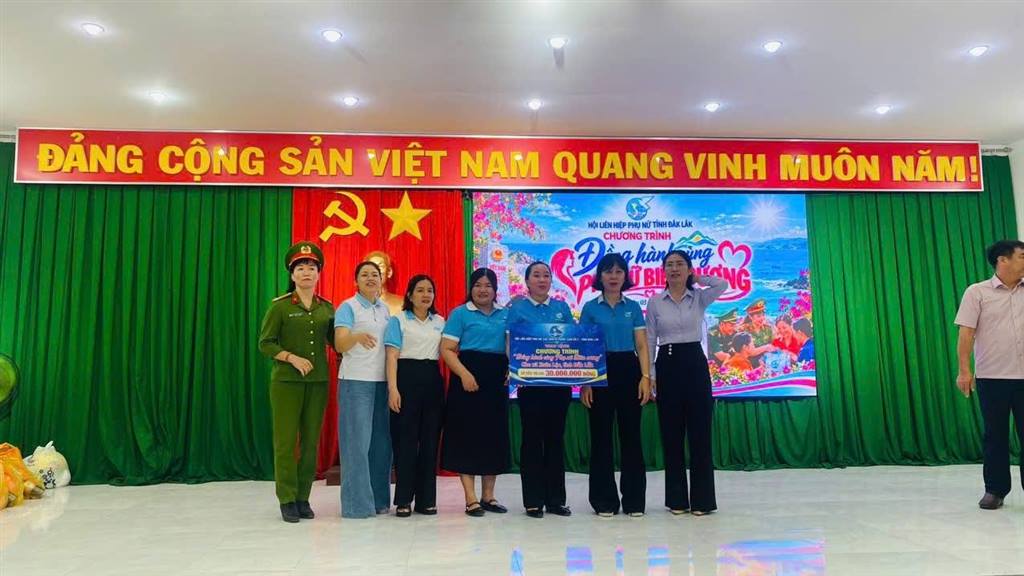 ẤM ÁP CHƯƠNG TRÌNH ĐỒNG HÀNH CÙNG PHỤ NỮ BIÊN CƯƠNG TẠI XÃ XUÂN LỘC