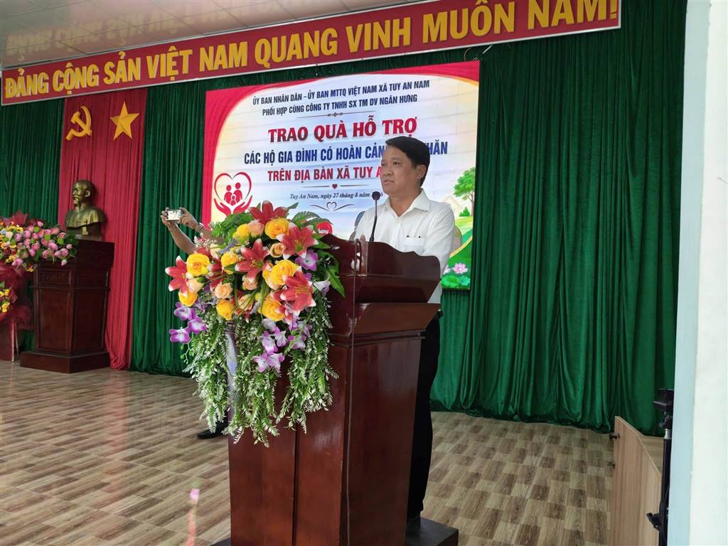 TRAO TẶNG 50 SUẤT QUÀ CHO CÁC HỘ CÓ HOÀN CẢNH KHÓ KHĂN