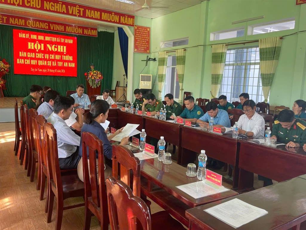 XÃ TUY AN NAM TỔ CHỨC HỘI NGHỊ BÀN GIAO CHỨC VỤ CHỈ HUY TRƯỞNG BAN CHỈ HUY QUÂN SỰ XÃ