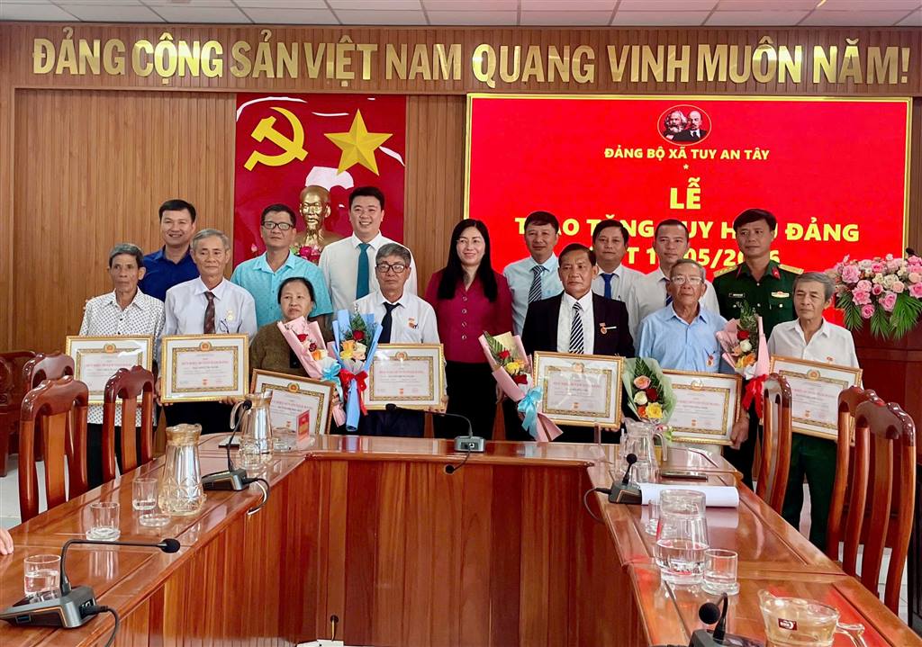 ĐẢNG BỘ XÃ TUY AN TÂY TRAO TẶNG HUY HIỆU ĐẢNG ĐỢT ngày 19/5/2026