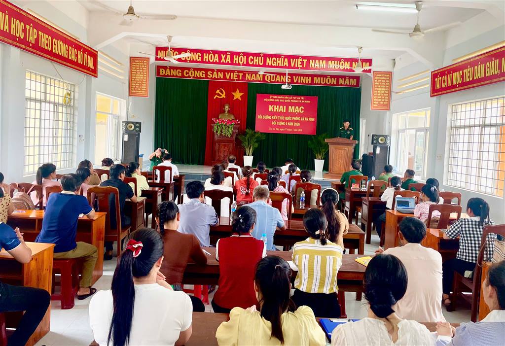 TUY AN TÂY KHAI MẠC LỚP BỒI DƯỠNG KIẾN THỨC QUỐC PHÒNG VÀ AN NINH ĐỐI TƯỢNG 4 NĂM 2026