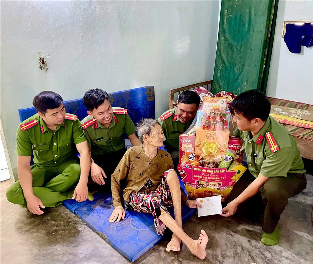 CÔNG AN XÃ TUY AN TÂY THĂM, TẶNG QUÀ MẸ VIỆT NAM ANH HÙNG NHÂN KỶ NIỆM 79 NĂM NGÀY THƯƠNG BINH - LIỆT SĨ