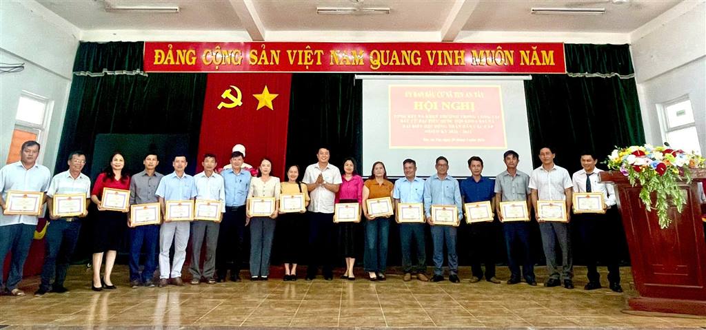 TUY AN TÂY TỔNG KẾT CÔNG TÁC BẦU CỬ, KHEN THƯỞNG 16 TẬP THỂ, 59 CÁ NHÂN XUẤT SẮC