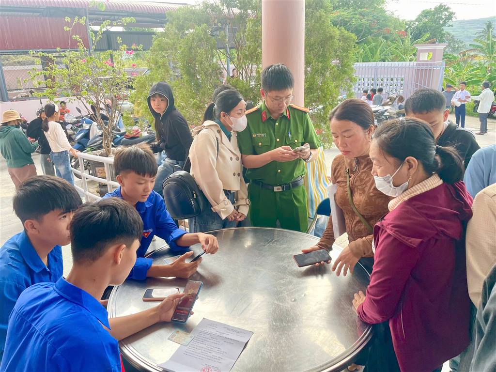 ĐÔNG ĐẢO NGƯỜI DÂN THAM GIA LÀM CĂN CƯỚC VÀ ĐỊNH DANH ĐIỆN TỬ MỨC ĐỘ 2 TRONG NGÀY ĐẦU TRIỂN KHAI TẠI XÃ TUY AN TÂY