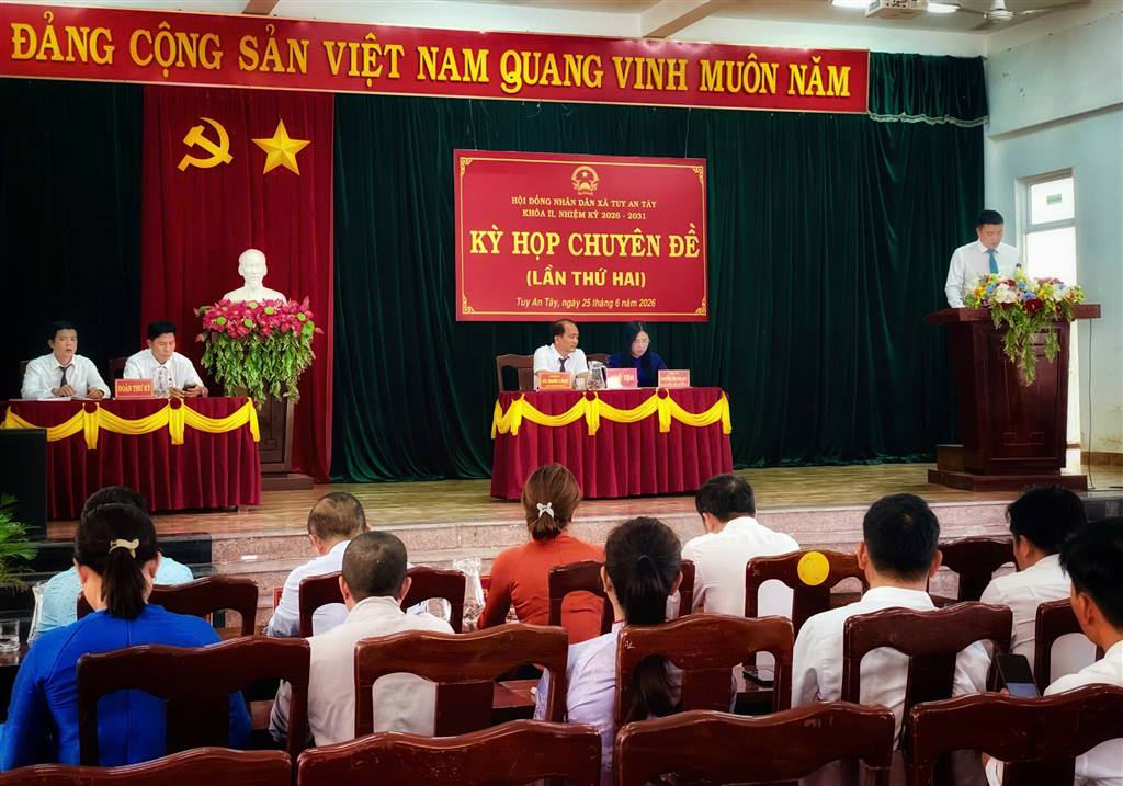 HĐND XÃ TUY AN TÂY THÔNG QUA NGHỊ QUYẾT VỀ SẮP XẾP, TỔ CHỨC LẠI THÔN TRÊN ĐỊA BÀN XÃ