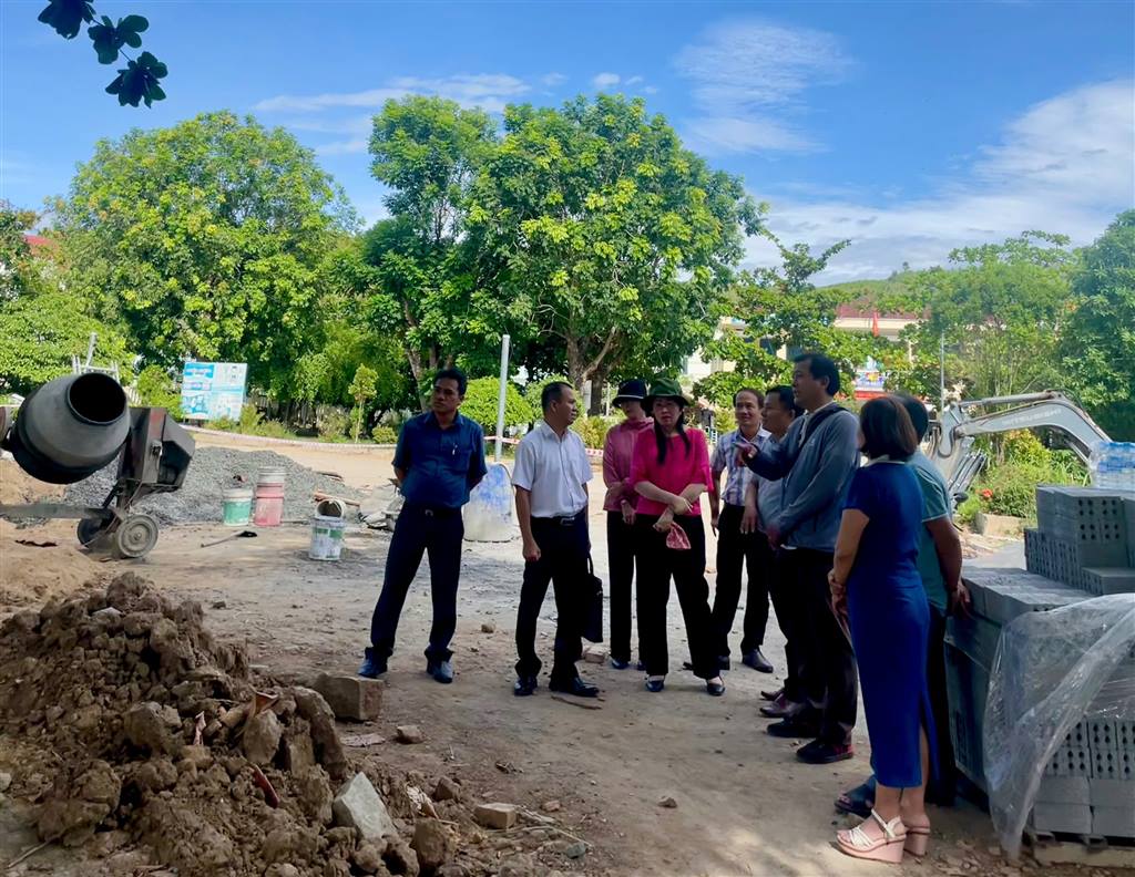 THƯỜNG TRỰC HĐND XÃ TUY AN TÂY KHẢO SÁT TIẾN ĐỘ TRIỂN KHAI CÁC CÔNG TRÌNH, DỰ ÁN TRÊN ĐỊA BÀN