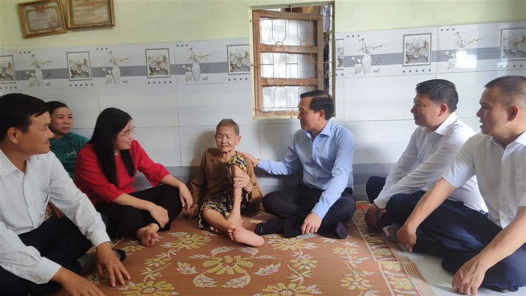 GIÁM ĐỐC SỞ KHOA HỌC VÀ CÔNG NGHỆ THĂM, TẶNG QUÀ CÁC MẸ VIỆT NAM ANH HÙNG TẠI XÃ TUY AN TÂY