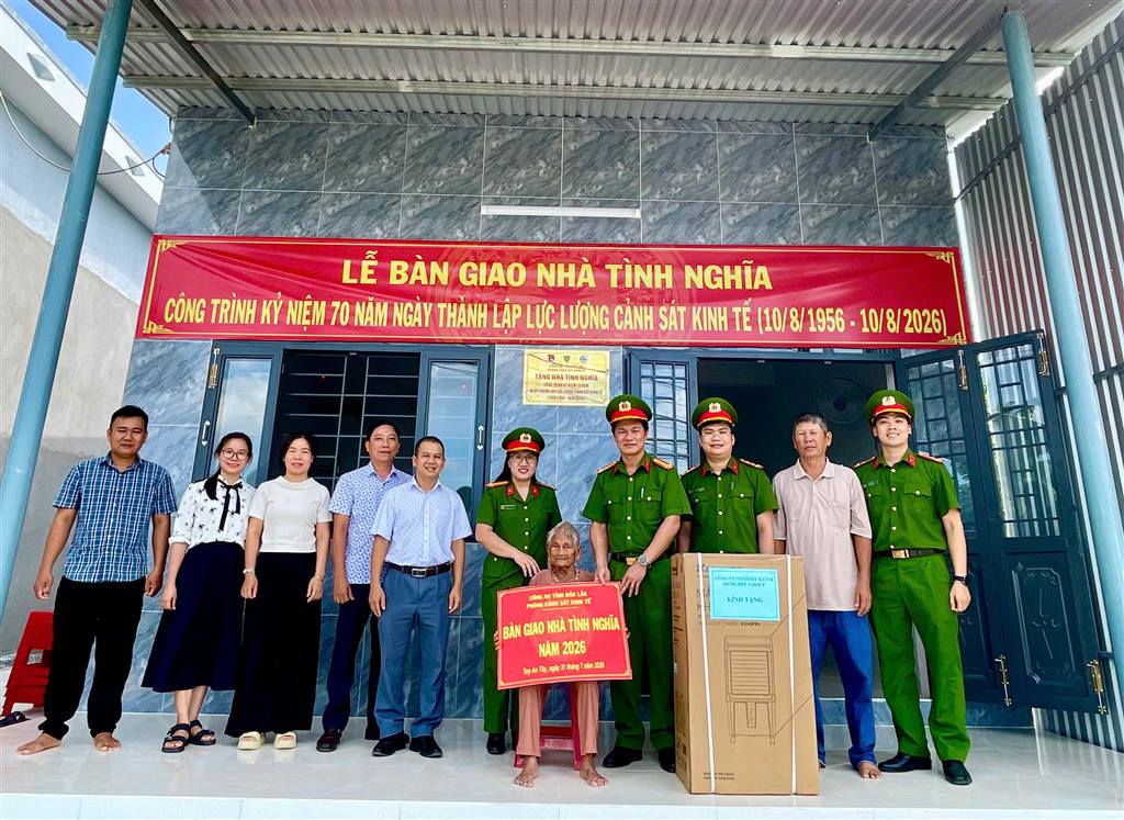 TRAO NHÀ TÌNH NGHĨA CHO GIA ĐÌNH CHÍNH SÁCH TẠI XÃ TUY AN TÂY